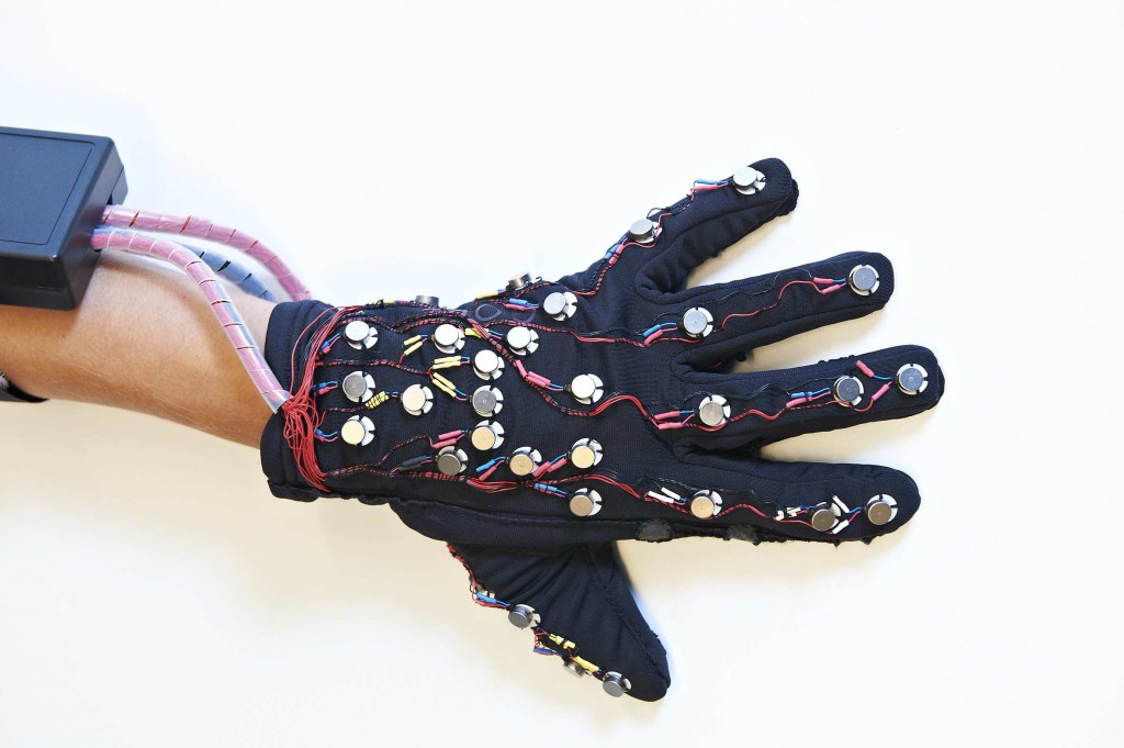 TOM BIELING Mobile Lorm Glove photo aec.at