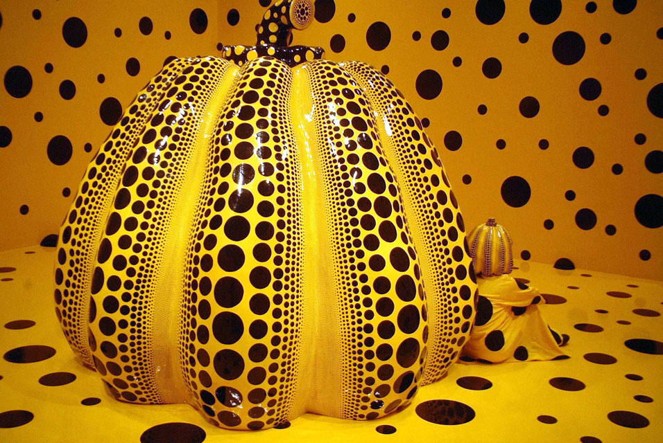 Yayoi-Kusama-1998-pumpkin-sculpture