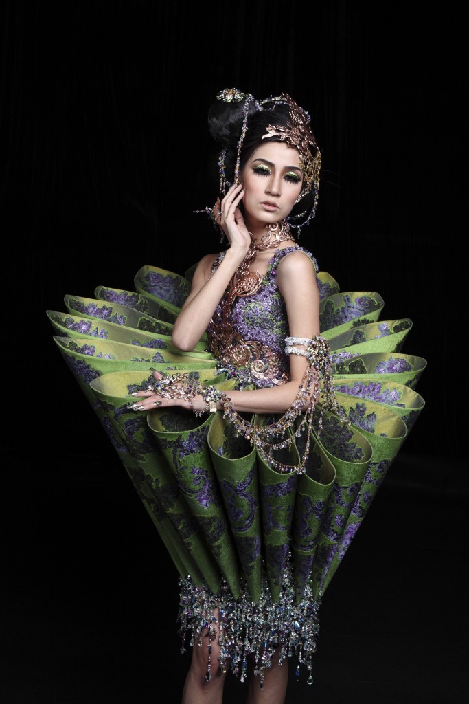 A creation from Guo Pei’s 2010 “A Thousand and Two Nights” Couture presentation photo jingdaily.com